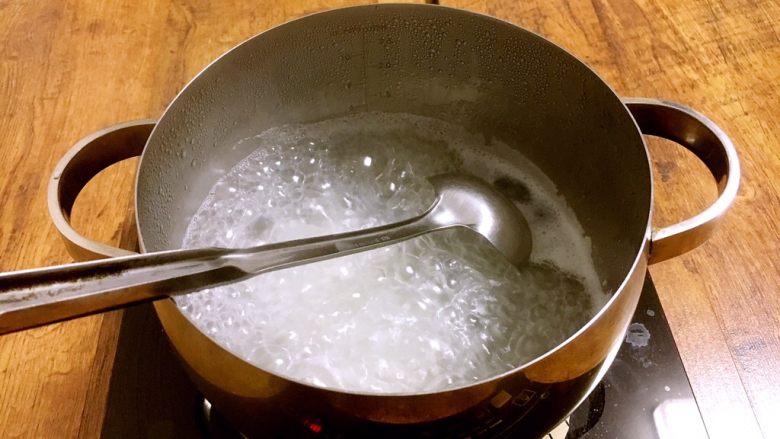 手工制作汤圆,听说用煮烂的大米粥做汤圆味道不错,我就效仿了一下,煮了一小碗的大米粥。