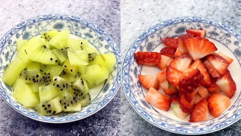 手工制作汤圆,我还准备了猕猴桃和草莓,将其切碎,放在汤圆的汤里。