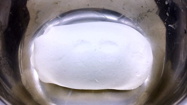 手工制作汤圆,将糯米粉揉成光滑的面团,盖上保鲜膜备用。