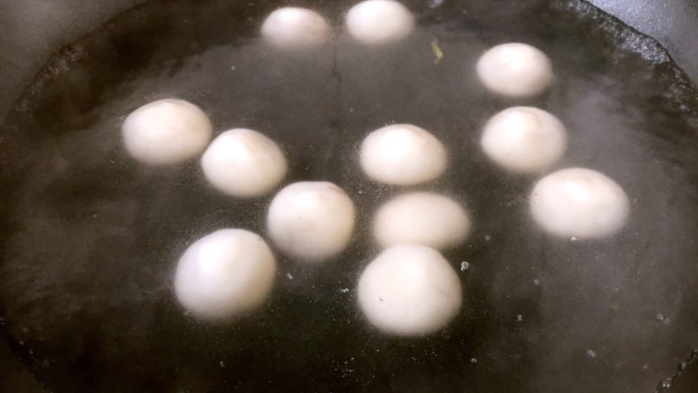 手工制作汤圆,锅里的水开后放入汤圆,煮约5分钟左右,汤圆漂浮在水面上即可。