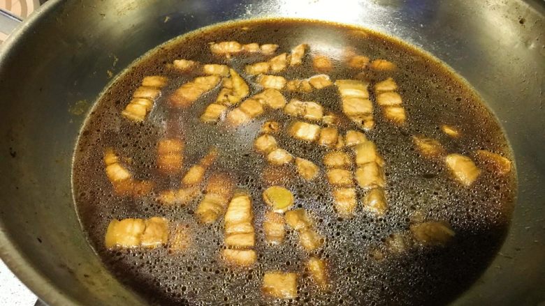 芸豆烧肉,加入足够的水,漫过猪肉一倍。