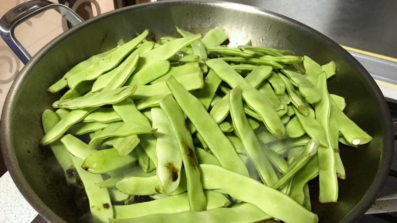 芸豆烧肉,加入芸豆。