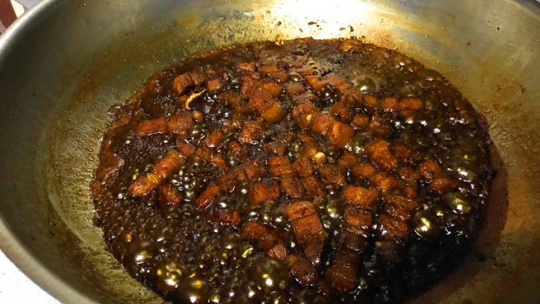 芸豆烧肉,小火炖煮大概40分钟,汤汁明显变少了,此时肉已入味软烂。