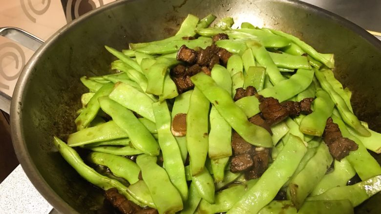 芸豆烧肉,开盖翻匀,再次盖上盖子焖几分钟。