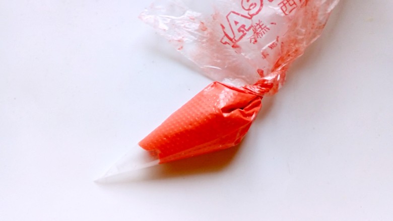 贺寿蛋糕,取少许淡奶油加入色素调匀,装入裱花袋。