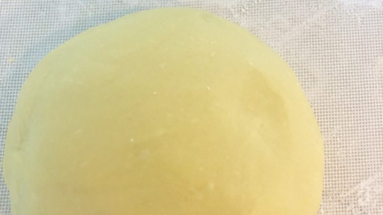 淡奶油吐司(一次性发酵),取出面团放入撒了少量干粉的揉面垫上。