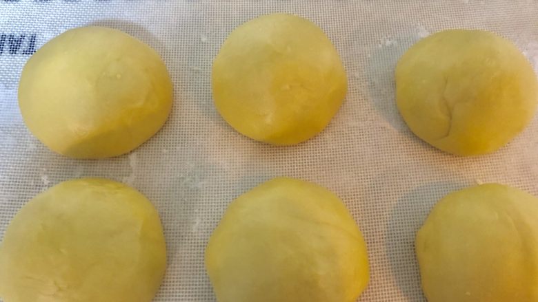 淡奶油吐司(一次性发酵),分成均匀的6等份。