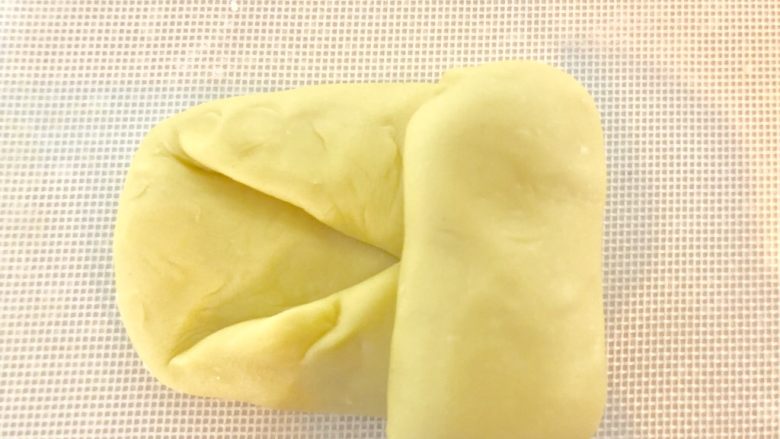 淡奶油吐司(一次性发酵),然后从右往左卷。不要卷太紧了。