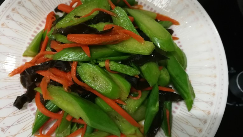 豉油芥兰,把拌匀的芥兰装盘,撒上葱花。