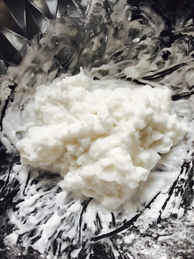 水晶小笼包,把澄粉和百分之六十的马铃薯淀粉、盐加入盆中,用开水将两种粉用刮刀拌匀,然后盖上盖子焖3分钟