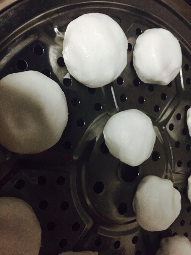 水晶小笼包,醒好的面团分成,搓成长条分成需要等份的小剂子,包入肉馅,蒸锅上抹一层油,蒸锅上汽后蒸8一10分钟左右