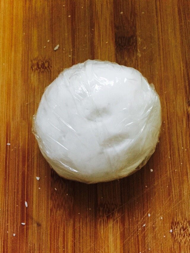 水晶小笼包,将面团使劲揉几下,揉成一个光滑的面团,用保鲜膜包住面团,醒面十分钟