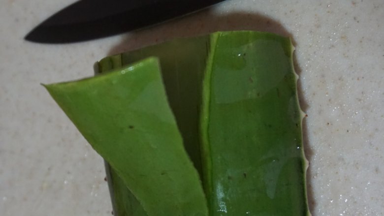芦荟水果沙拉,芦荟先用清水清洗干净表面,然后用刀削皮