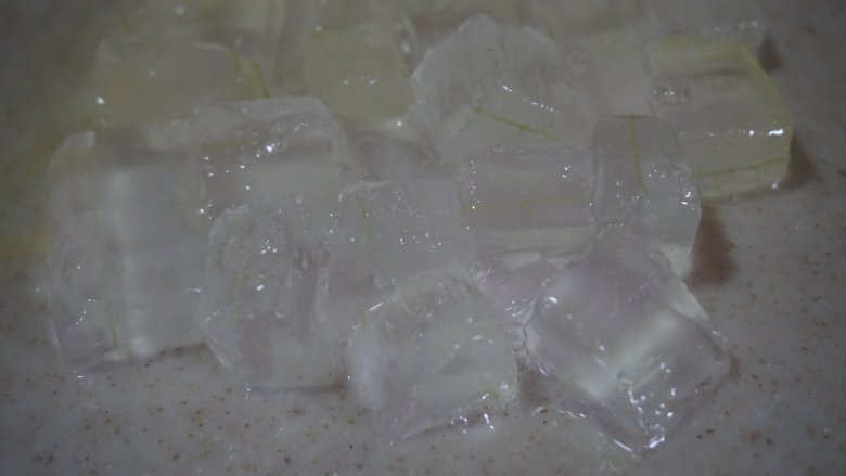 芦荟水果沙拉,将削皮之后的芦荟切成小丁
叨叨叨:芦荟的表皮有一点苦,所以尽量把绿色的皮全部去掉