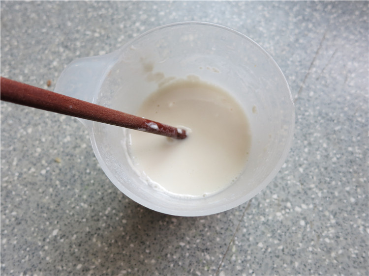 又一网红黑米奶酪面包,量杯里放入75克水加入15克面包粉搅匀,放入微波炉高火一分钟