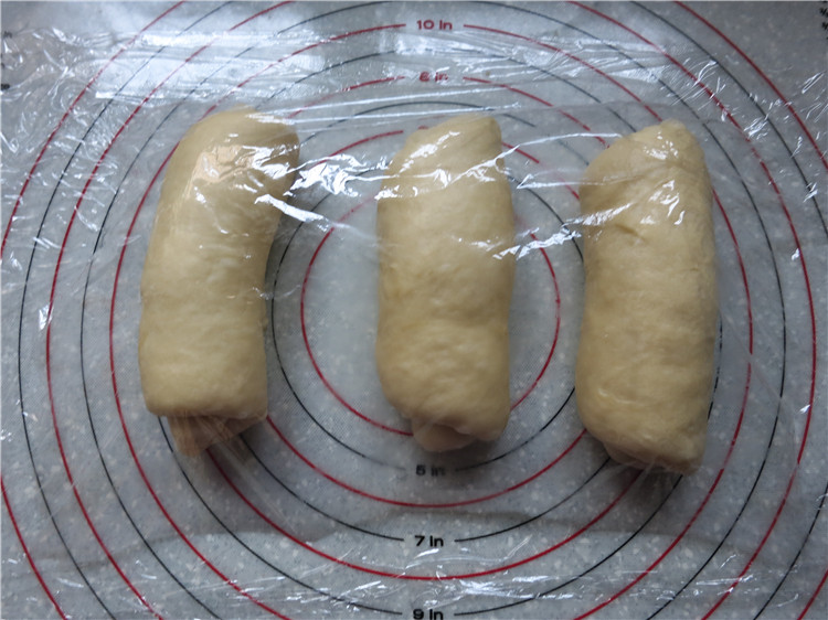 又一网红黑米奶酪面包,翻面后再擀一下卷起,再醒十二分钟左右