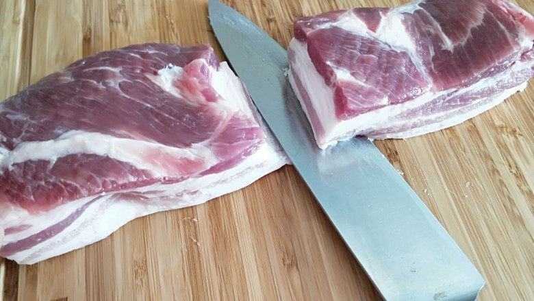 虾仁鲜菇鱼肉饺子,片肉皮的时候中间切开,切到皮处不要切断,手握另一头,用刀片下皮。