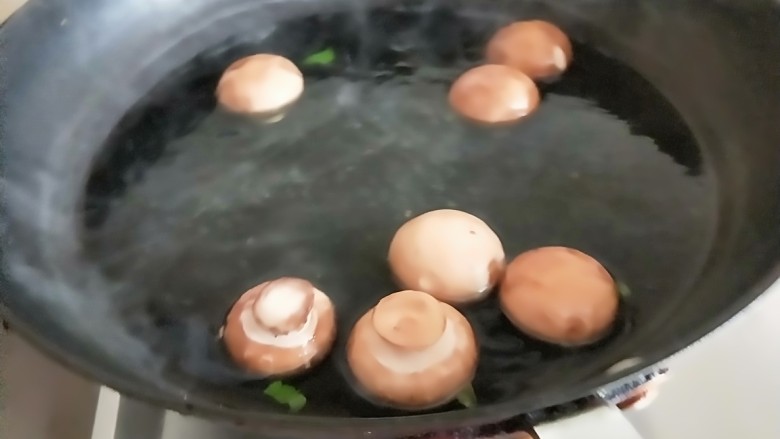 虾仁鲜菇鱼肉饺子,鲜菇开水煮熟,菌类吃的时候必须先煮熟在用。