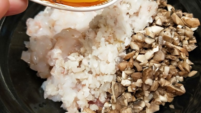 虾仁鲜菇鱼肉饺子,加入20克香油。花生油20克?