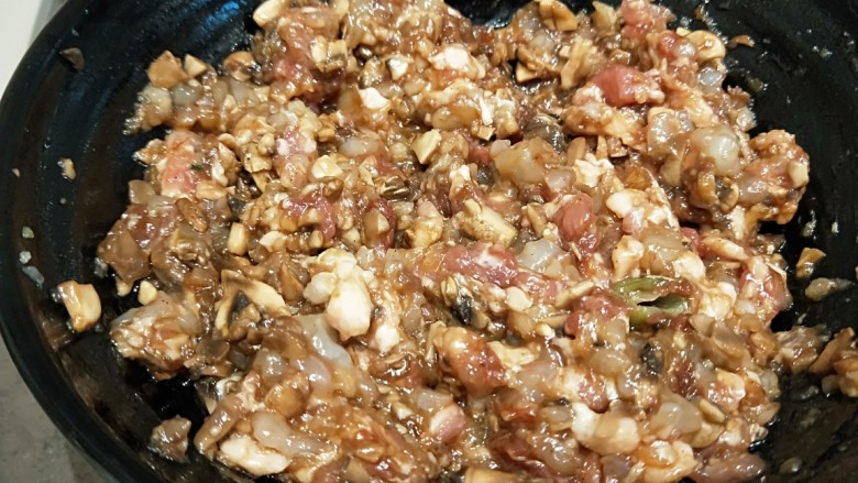 虾仁鲜菇鱼肉饺子,顺时针搅拌均匀即可。
