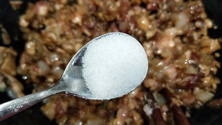 虾仁鲜菇鱼肉饺子,加入适量盐?