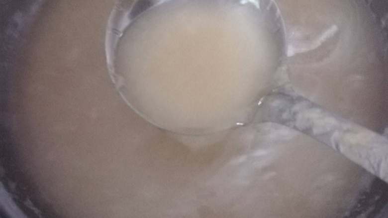 家乡小吃——狗毛膏鸽春丸,在熬煮过程中,狗毛膏草会慢慢化开,到最后就剩下一点渣