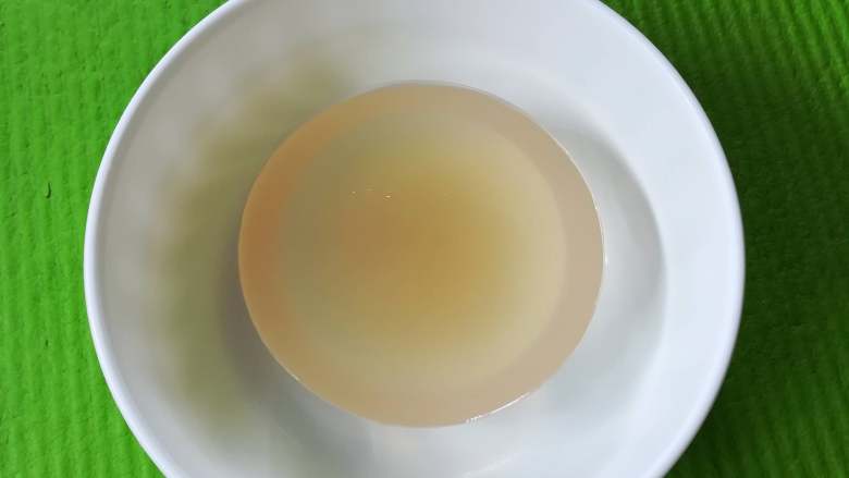 家乡小吃——狗毛膏鸽春丸,凝固好的狗毛膏是富有Q Q弹弹的,而且闻起来会有淡淡的海鲜香味而不是腥味