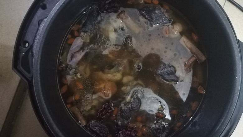 党参板栗乌鸡汤,去掉多余油脂以及焯水过后的鸡肉,煮出来的汤会很清澈,不会表面慢慢一层的油脂和血沫
