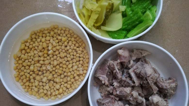 苦瓜咸菜猪骨汤,材料:浸泡好的黄豆,去血沫的猪骨,焯过水的苦瓜,<a style='color:red;display:inline-block;' href='/shicai/ 4207'>咸菜</a>洗净切块