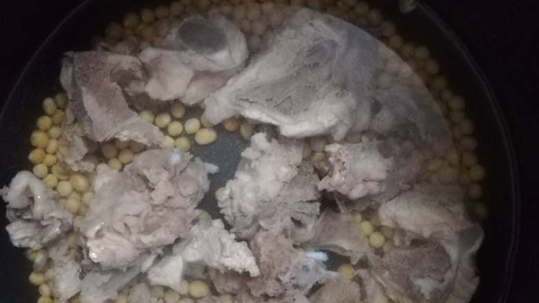 苦瓜咸菜猪骨汤,先下黄豆和猪骨,压软黄豆,熬出猪骨鲜味