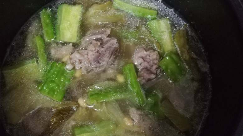 苦瓜咸菜猪骨汤,蔬菜质地较软,为避免压烂,苦瓜和咸菜需后放