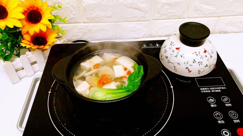 鲍鱼青蛾豆腐汤,汤煲好了,这样的时间刚刚,不宜煲太久,贝类的肉质容易老