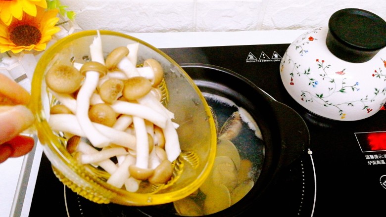 鲍鱼青蛾豆腐汤,加入浸泡好洗净的蟹味菇,调小火煲10分钟