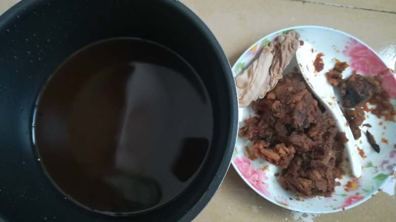 川贝雪梨膏,当看到雪梨肉煮得很烂,水也少了大半,就可以使用滤网榨汁了