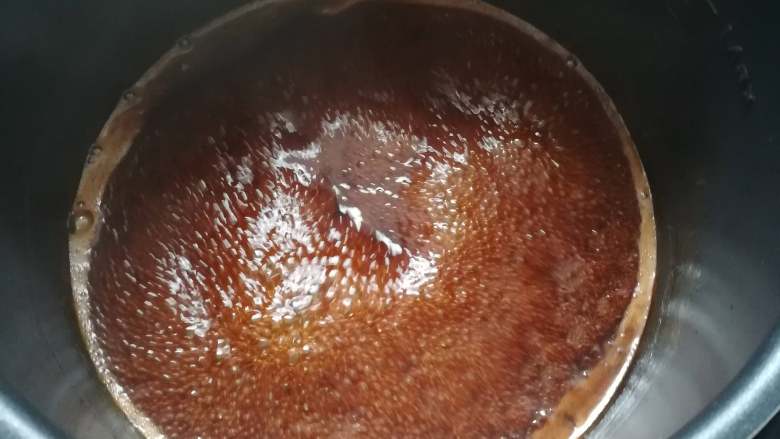 川贝雪梨膏,一开始像水一样稀的雪梨汁在熬煮20分钟后,大概就会开始变得浓稠了