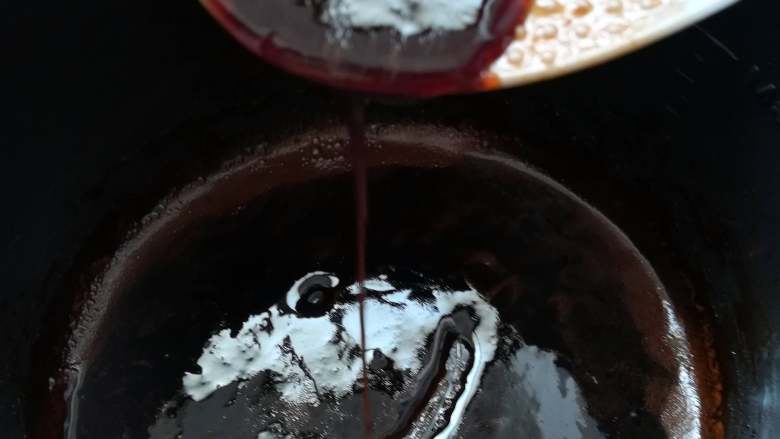 川贝雪梨膏,收好汁就会变成膏状,用勺子舀起来后会缓慢滴落,锅内也可以明显看到不会马上合在一起