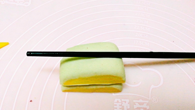 双色南瓜花卷,切成均匀的块,用筷子在中间压