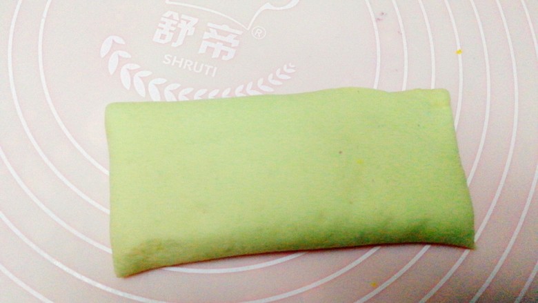 双色南瓜花卷,两张重在一起,对折过来备用。