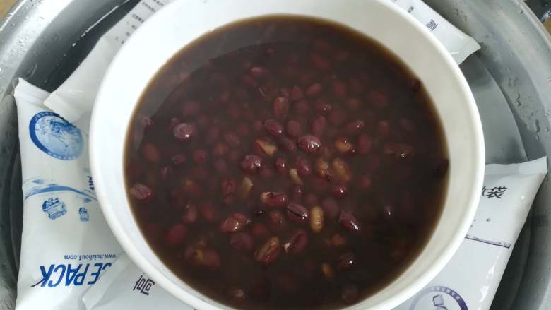 驴打滚,放入冷水中冷却是因为料理机不能处理高温食材,不用料理机的可以忽略4、5步骤