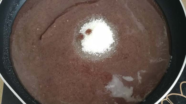 驴打滚,倒入锅中前倒点底油,这样不容易炒胡,成品也有比较好看的光泽度,用中小火慢慢加热,依个人口味加入适量的糖
