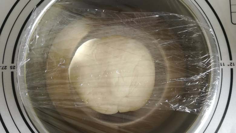 海鲜披萨10寸,搓成光滑面团后进行发酵,这个时间根据温度不同,大概在半个小时到1个小时之间。
发酵的时间可以用来准备<a style='color:red;display:inline-block;' href='/shicai/ 190930'>配料</a>