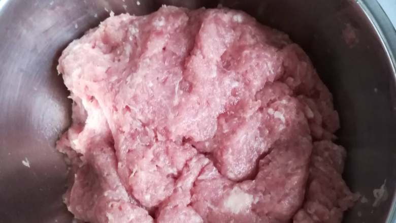 蜜汁猪肉脯,经过菜刀剁肉后,可以明显看到肉质更加细腻