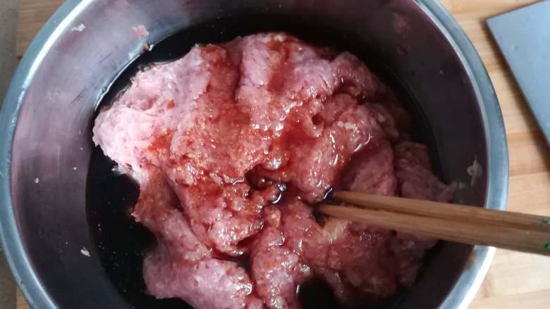 蜜汁猪肉脯,<a style='color:red;display:inline-block;' href='/shicai/ 869'>白砂糖</a>太粗的话比较难溶解,可以隔水加热融化,但是记得先把调味料降温