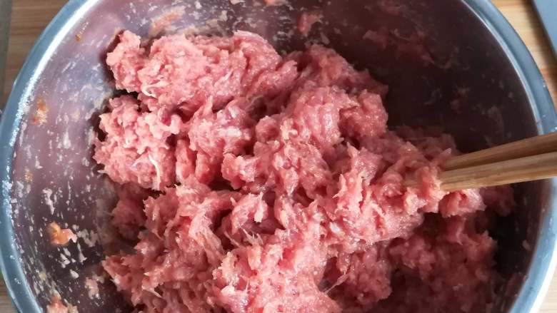 蜜汁猪肉脯,用筷子向同一个方向进行搅拌直至起浆,放一旁备用入味