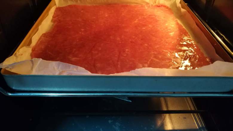 蜜汁猪肉脯,烤箱提前预热,上下火200℃,放置在中层