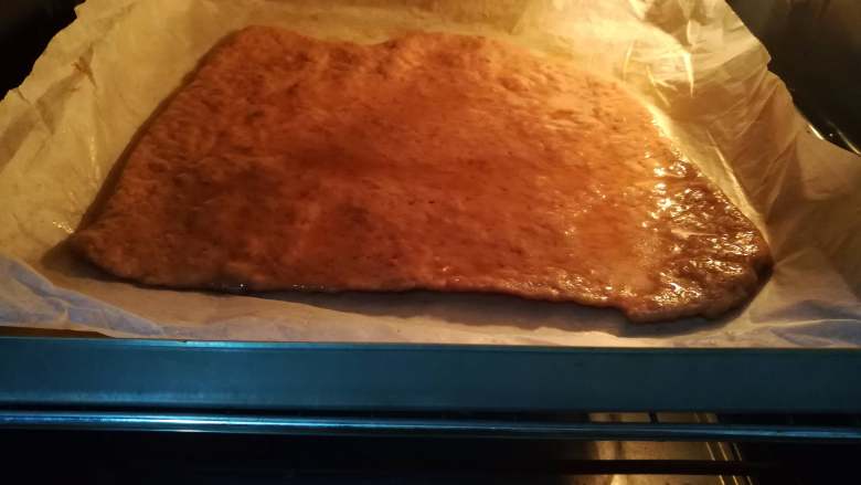 蜜汁猪肉脯,继续烘烤15min,注意看肉片表面颜色,不要烤糊了