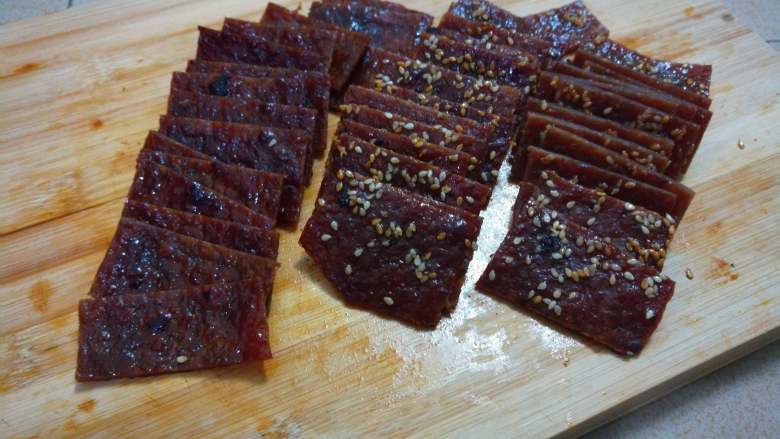 蜜汁猪肉脯,等冷却后去掉边缘,切成一两口的大小即可