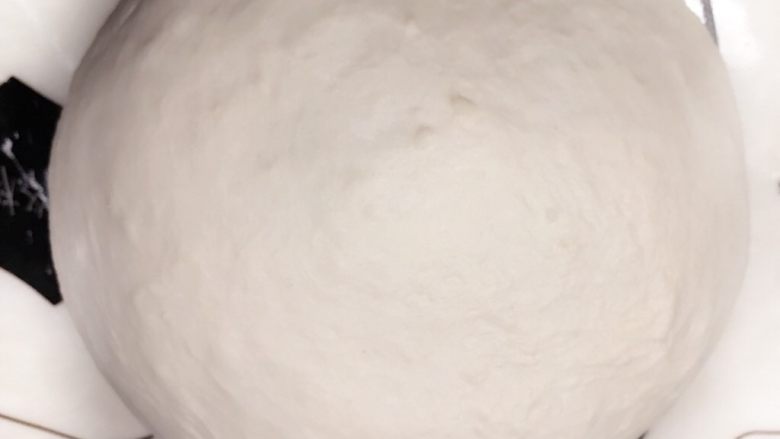 原味贝果,将面团材料除盐外先揉成无干粉面团状,再加入盐揉成光滑面团可拉出厚膜。