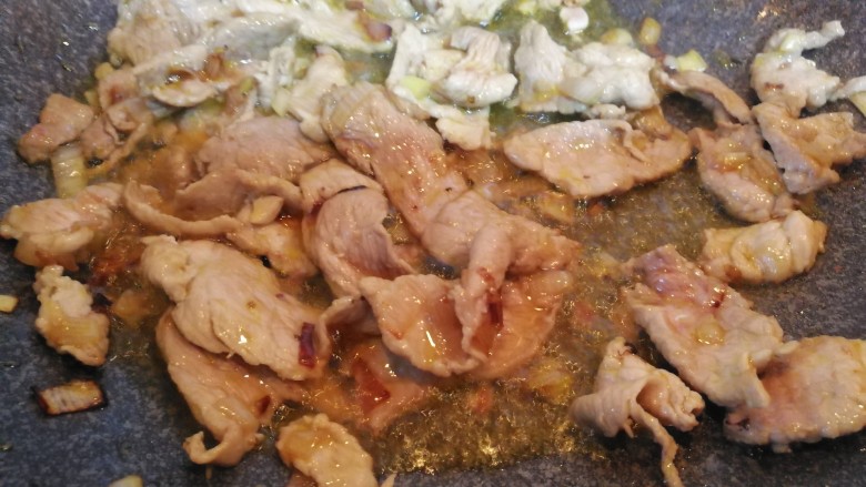 辣妹子炒肉辣!辣!辣!,大火将肉片炒熟,