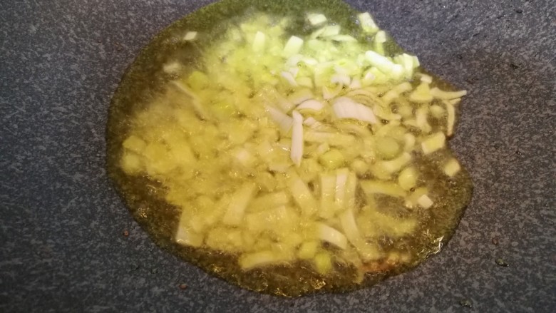 辣妹子炒肉辣!辣!辣!,油烧热后放入葱花,